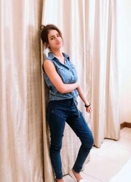 Busty Model Ashu in Dubai - Escort bizarre lady Dubai 3