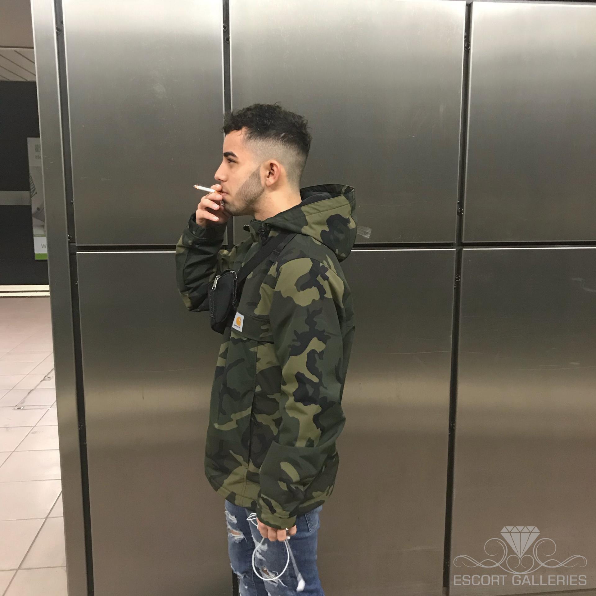 Tukli mushuklar bilan kiyimni yechmasdan jinsiy aloqa