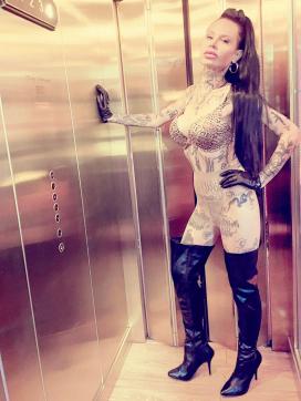 Lady Cary Carat - Escort dominatrix Berlin 3