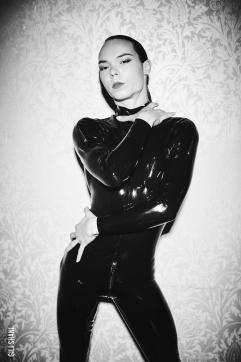 AKASH French Dominatrix - Escort dominatrix Berlin 5