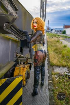 Miss Isocyanat - Escort bizarre lady Berlin 7