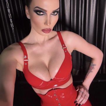 Goddess Kara - Escort dominatrix Berlin 2