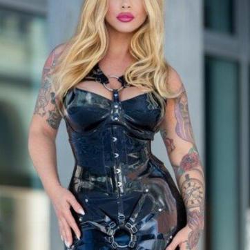Sky van de Luxe - Escort dominatrix Berlin 6