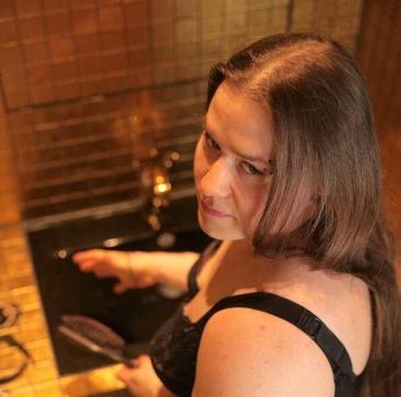 Yuri von York - Escort female slave / maid Berlin 2