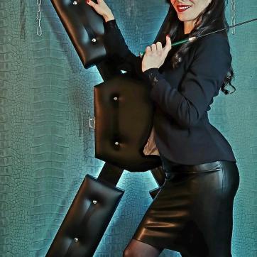 Victoire - Escort dominatrix Berlin 3