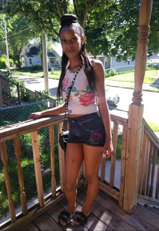 Escort lady Brittany (19) in Milwaukee with pictures
